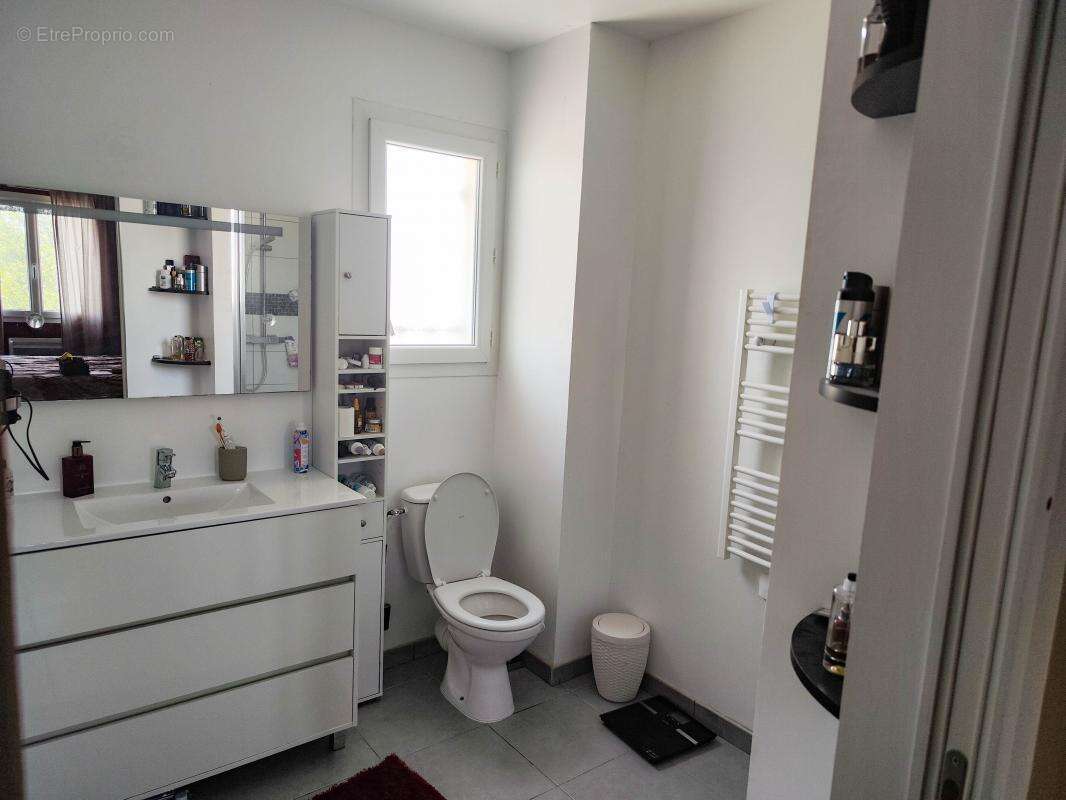 Maison à SAINT-CHAPTES