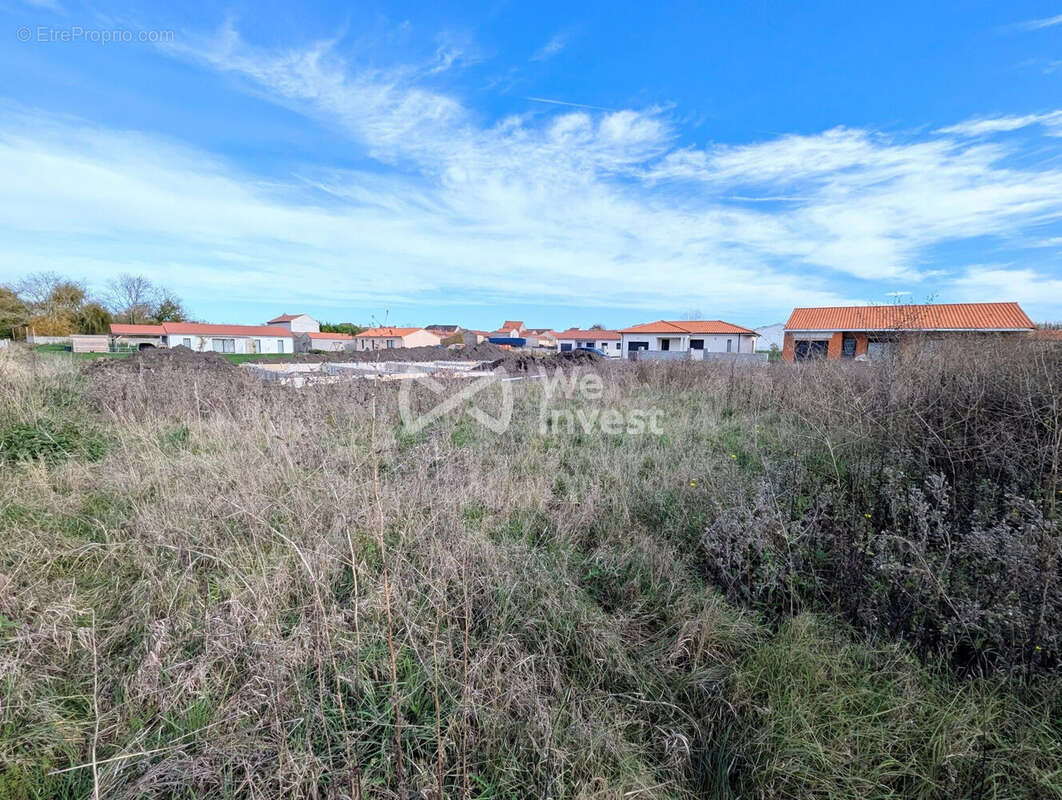 Terrain 590 m² à Aigueperse  - photo 3