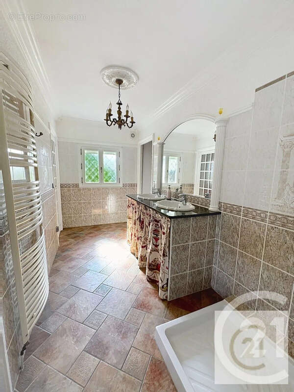 Maison 159 m² à Varennes  - photo 8