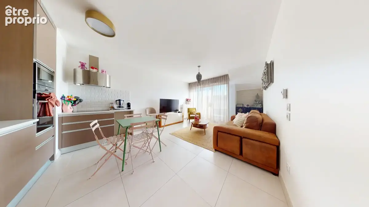 Dernier etage avec ascenseur, a deux pas de toutes commodites - photo 1
