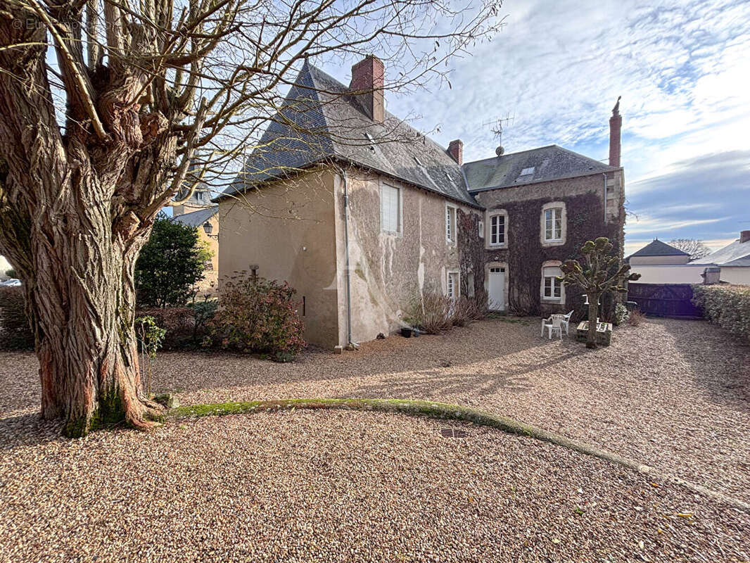 Maison Chateau Gontier Sur Mayenne 8 pièce(s) 240 m2 - photo 2