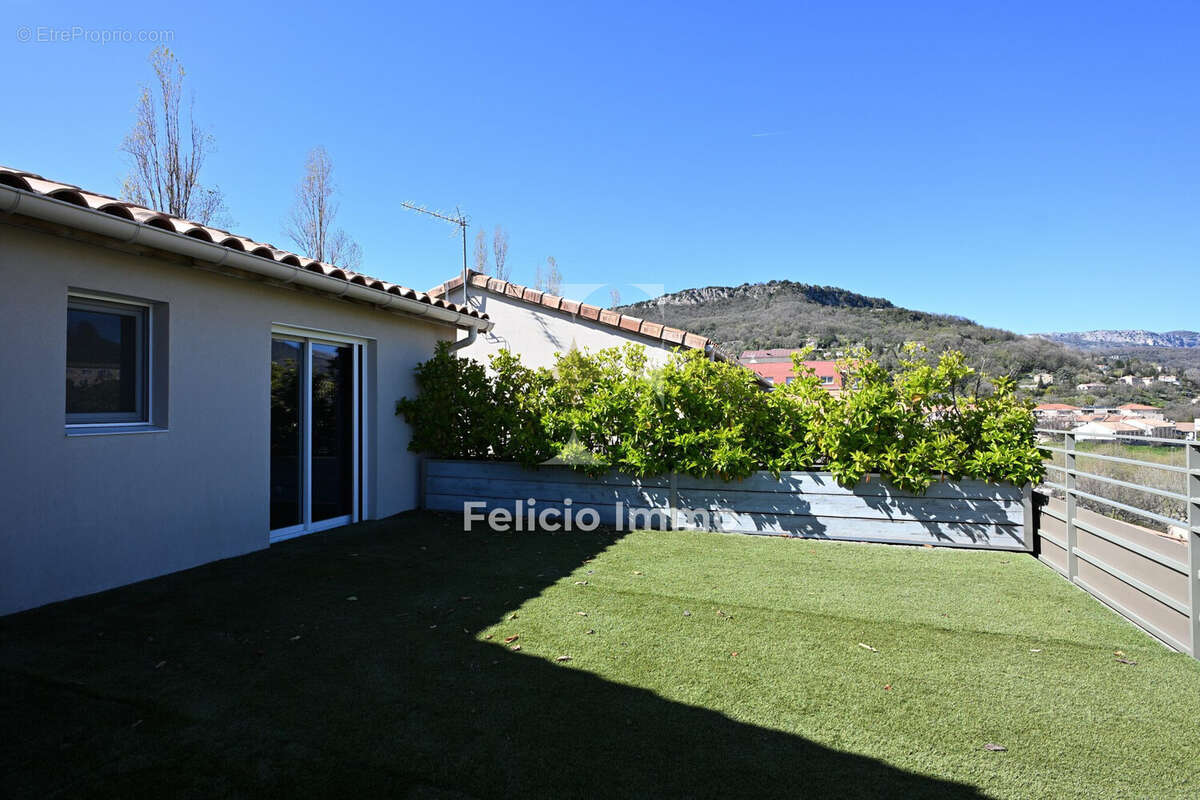 Appartement à CHATEAUNEUF-GRASSE
