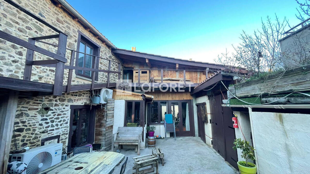 Maison à CHAZELLES-SUR-LYON