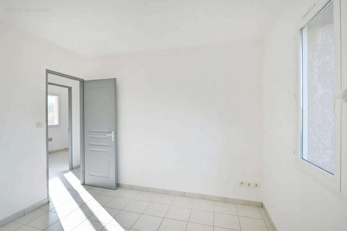 Maison lumineuse avec jardin à Saint-Julien-les-Rosiers - photo 13