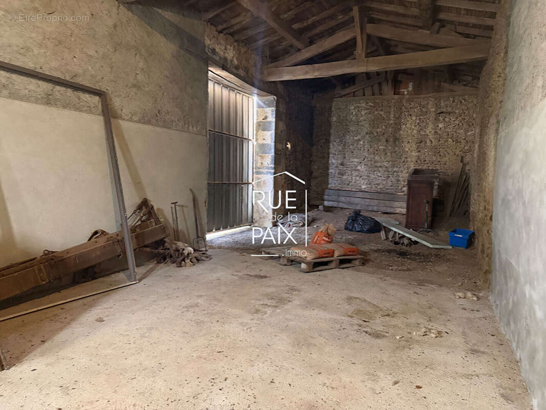 Ancien corps de ferme avec dépendances - photo 9