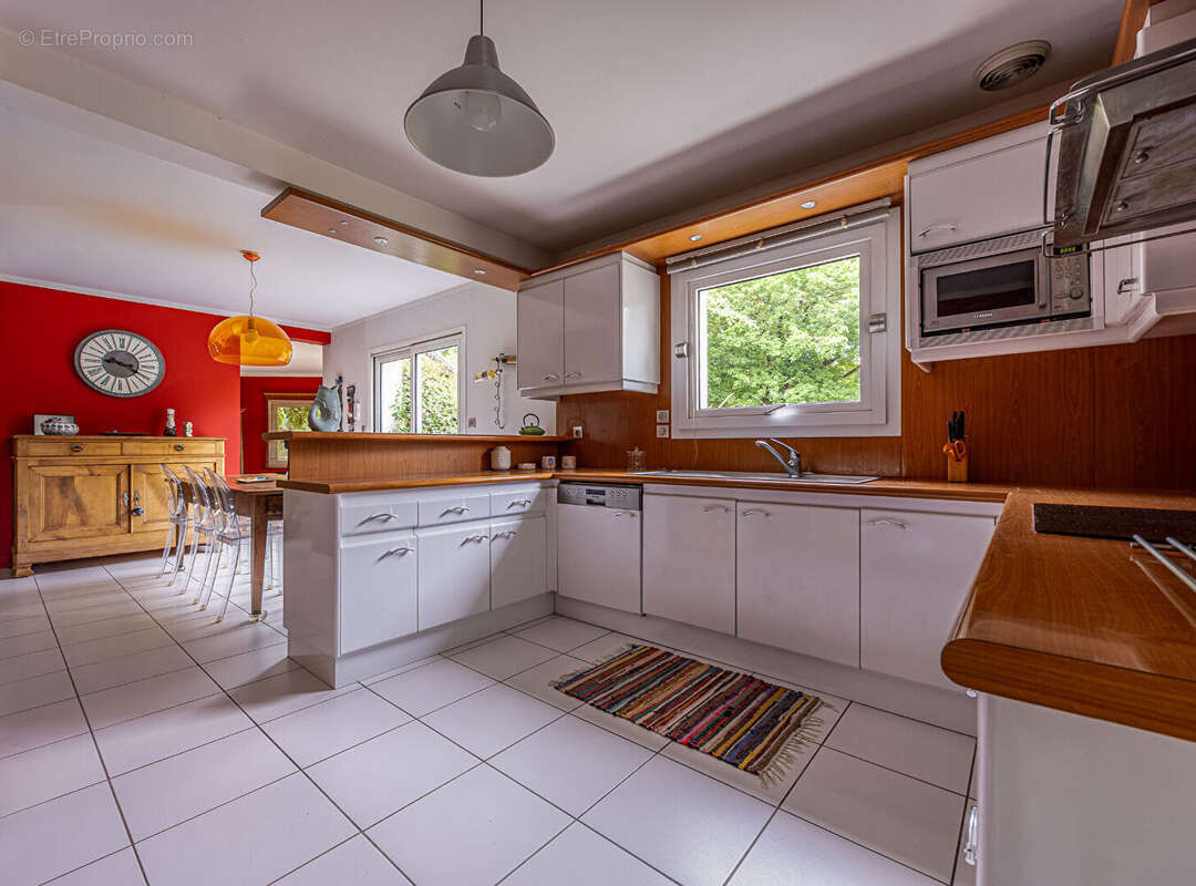 Maison familiale d'exception de 170 m² avec piscine - Secteur recherché de Chauray - photo 3