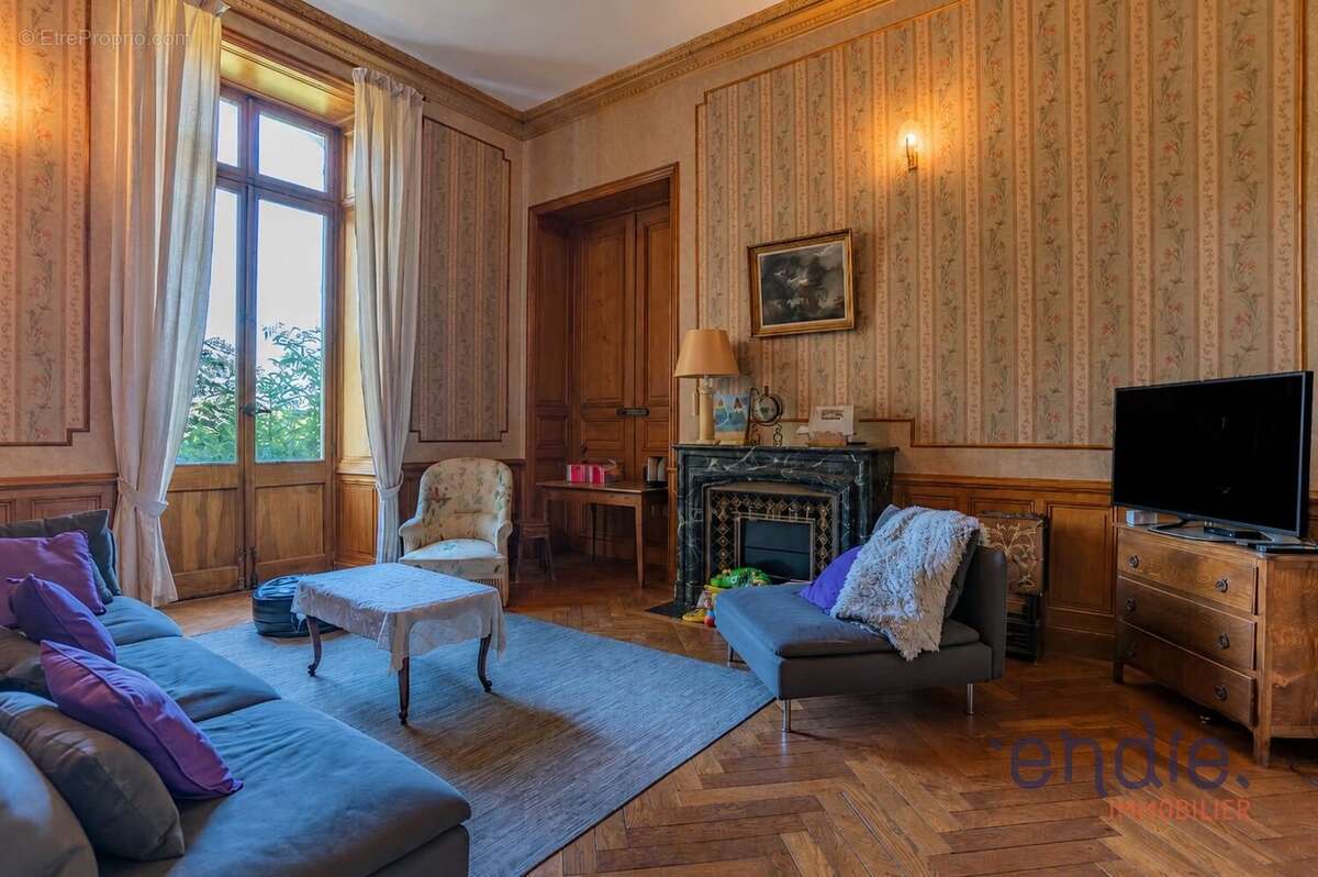 Maison à SAINT-JULIEN-MOLIN-MOLETTE