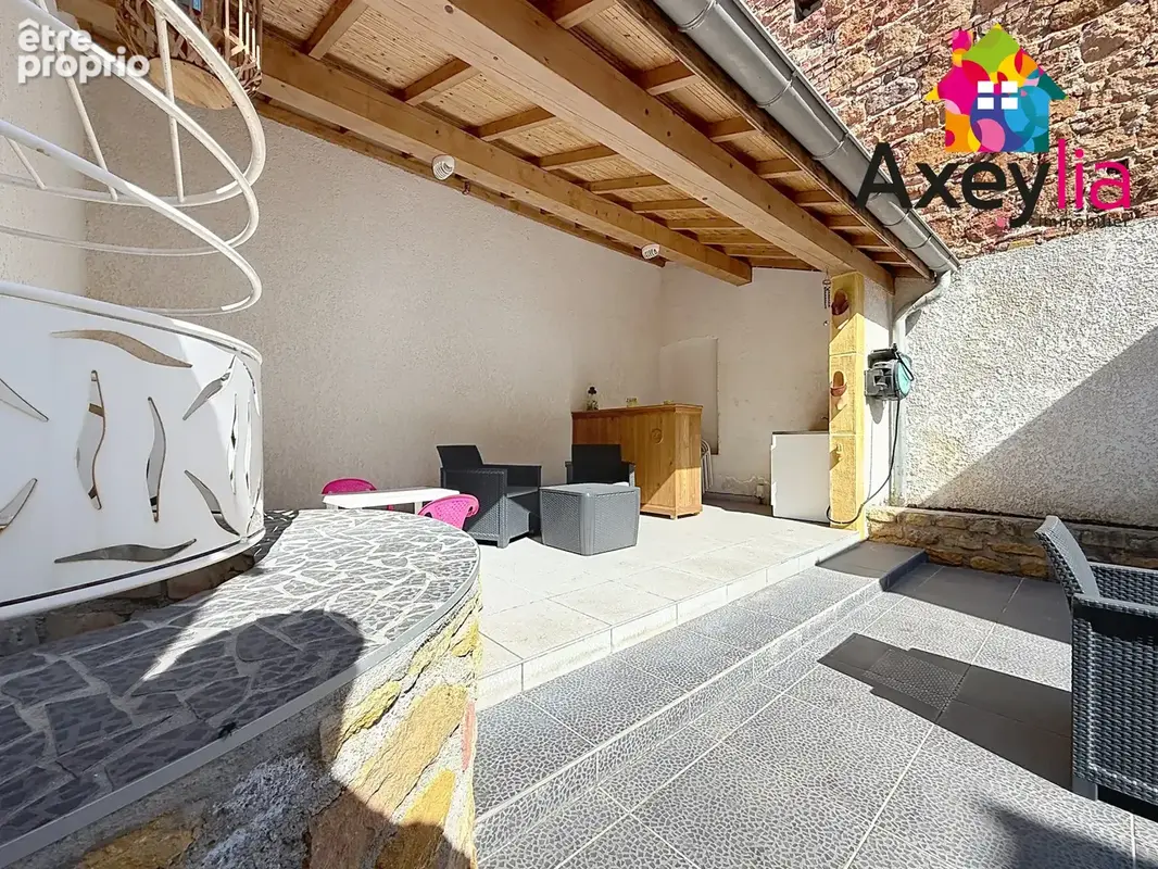 A vendre - roanne centre - maison de ville rénovée avec grande cour, terrasse couverte et cave - photo 3