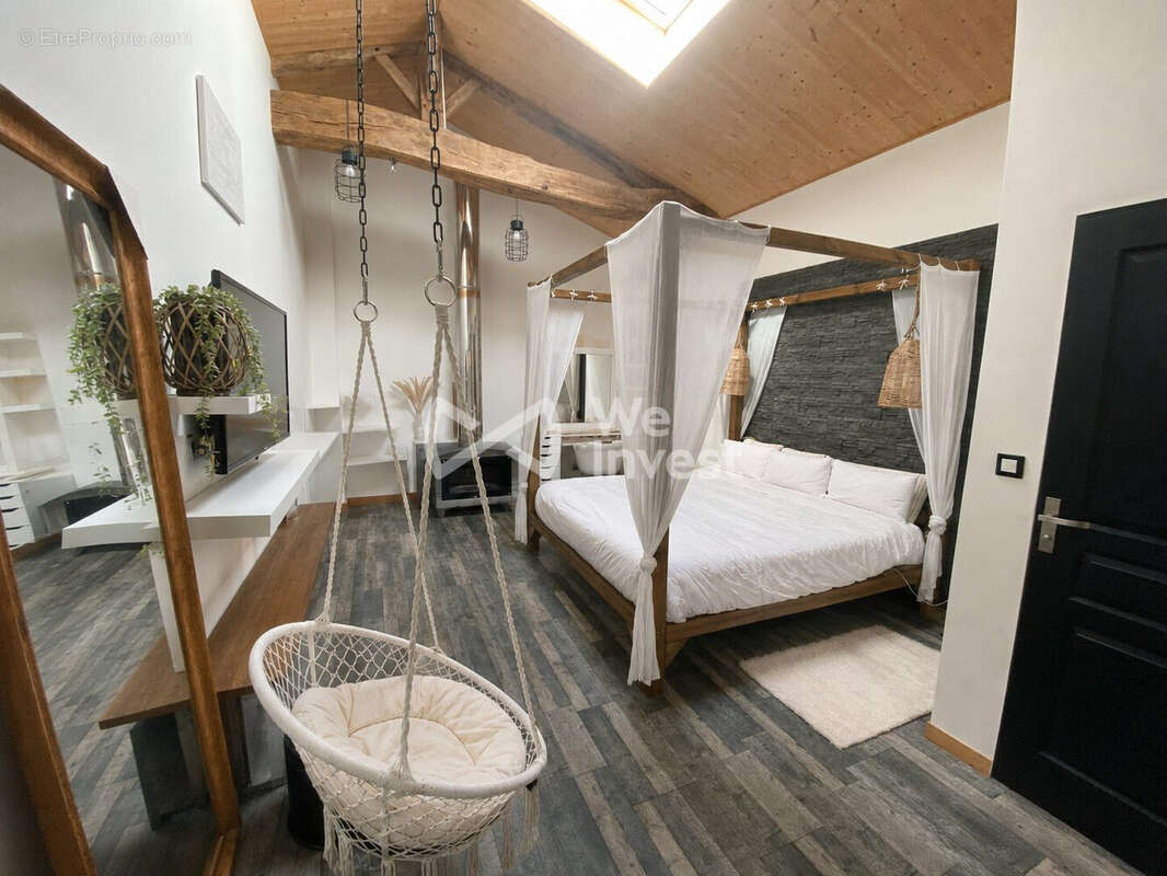 Maison 248 m² à Saint-Romain-De-Benet  - photo 9