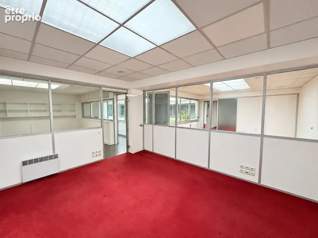 Bureaux / local commercial à vendre – Convention – Vitrine sur rue et 5 parkings - photo 8