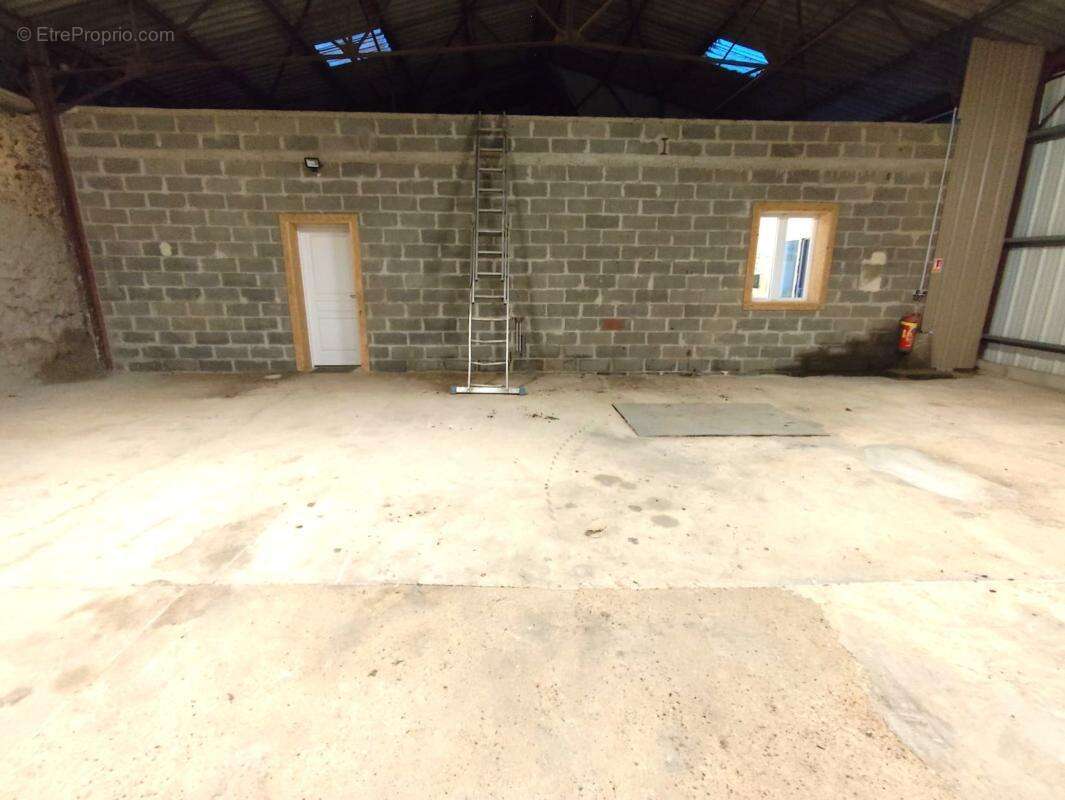 Commerce à TREMBLAY-LES-VILLAGES