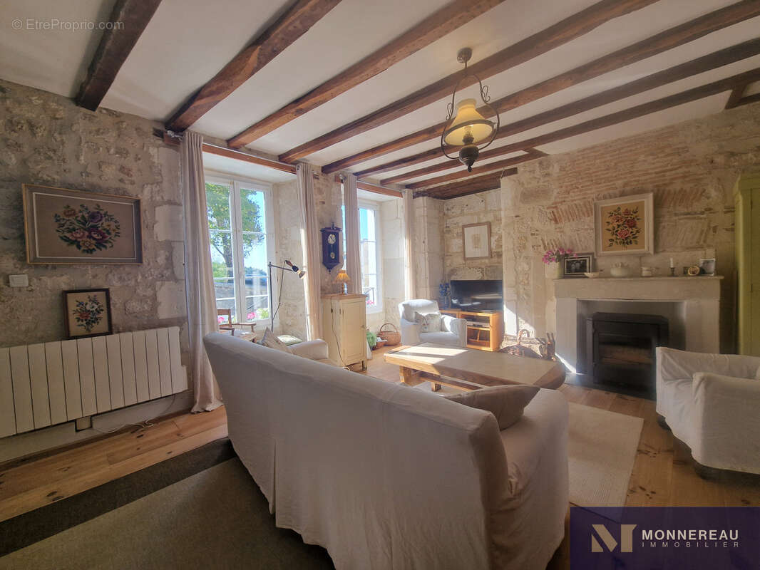 Maison à VILLEBOIS-LAVALETTE