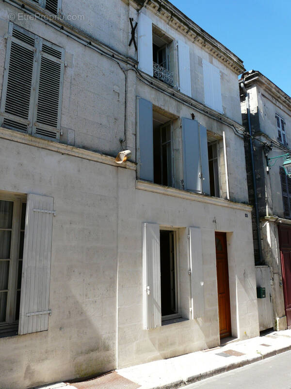 Maison à BARBEZIEUX-SAINT-HILAIRE