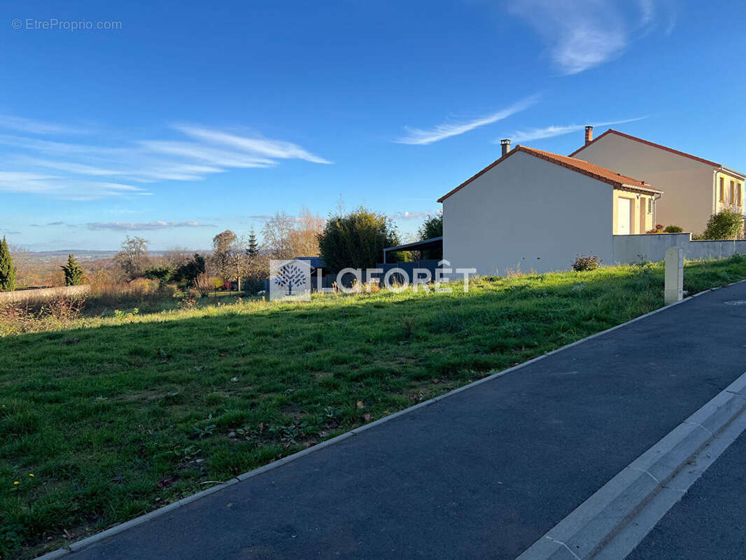 Terrain à NORROY-LE-VENEUR