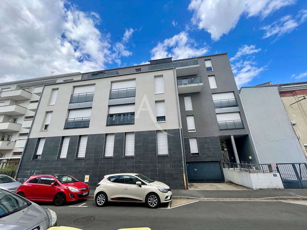 Investissez à Tours dans un T2 récent avec parking et locataire en place - photo 11