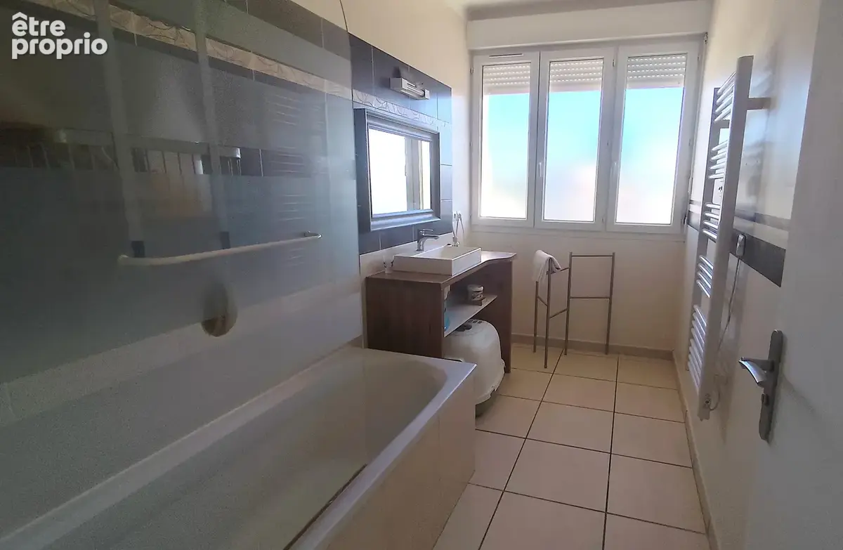 Marguerittes appartement 100m2 lumineux 4 chambres 2  parkings - photo 5