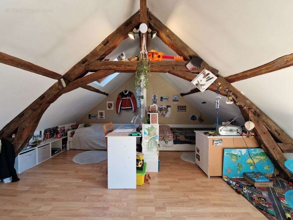 GRANDES CHAMBRES - Maison à LA POUEZE