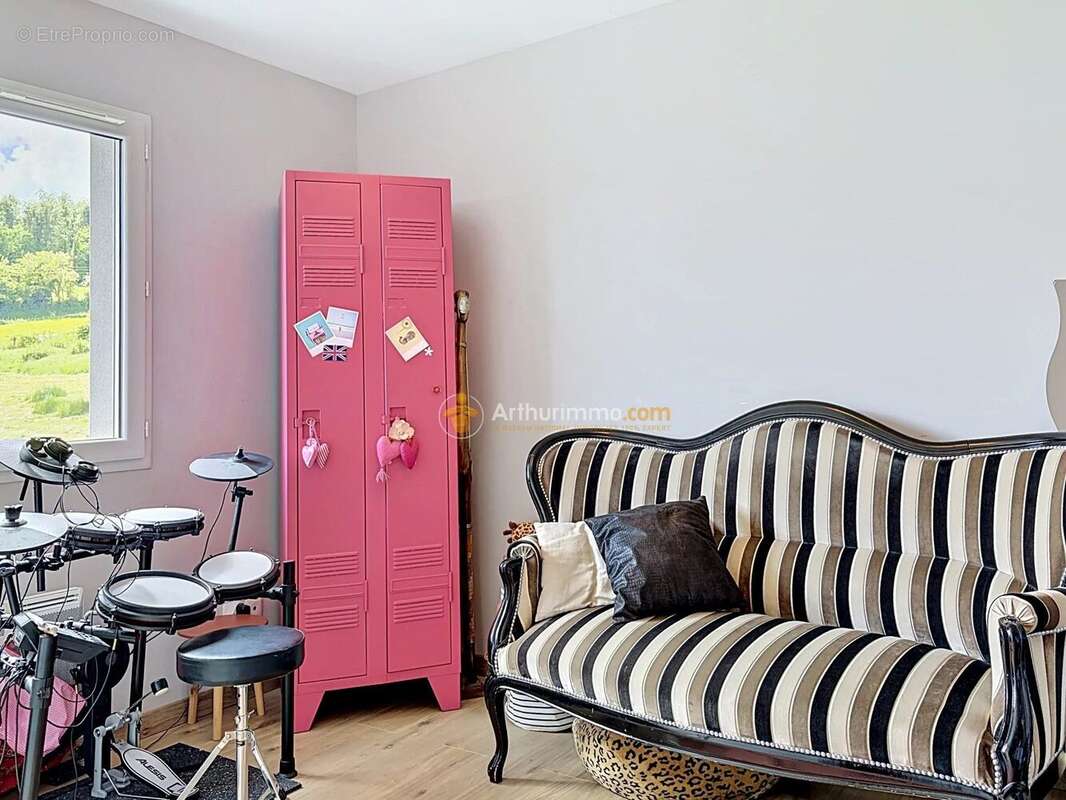Maison à NIVOLAS-VERMELLE