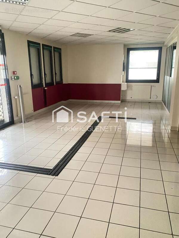 Photo 2 - Commerce à NIORT