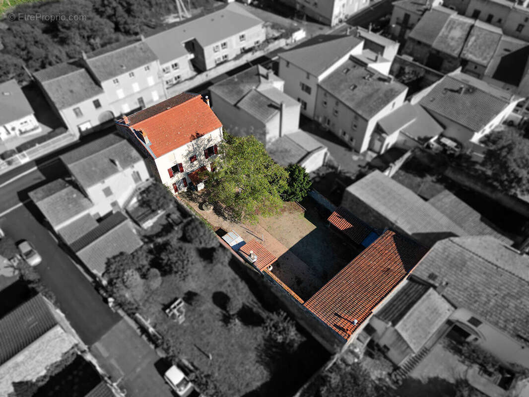 Maison à LE BREUIL-SUR-COUZE