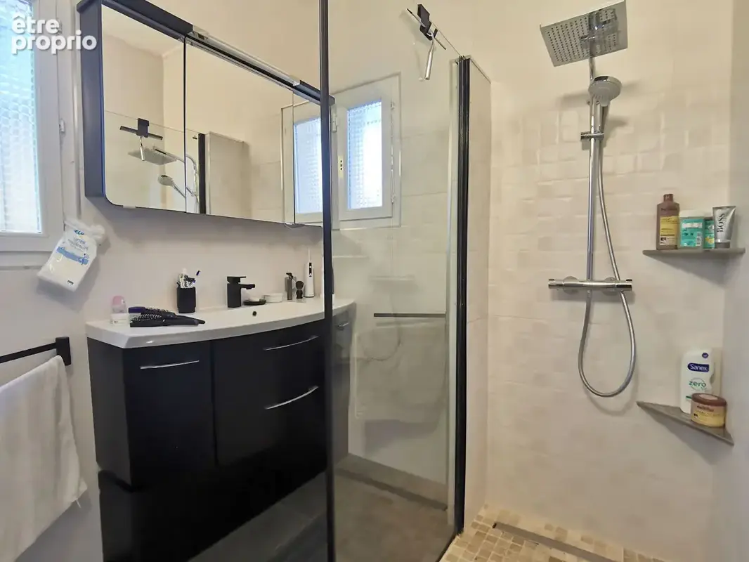 Villa récente en parfait état avec studio indépendant et garage. - photo 11