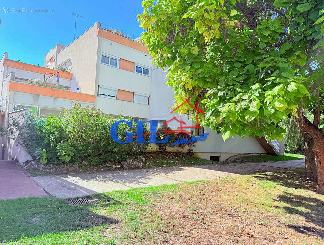 Appartement à SAVIGNY-LE-TEMPLE