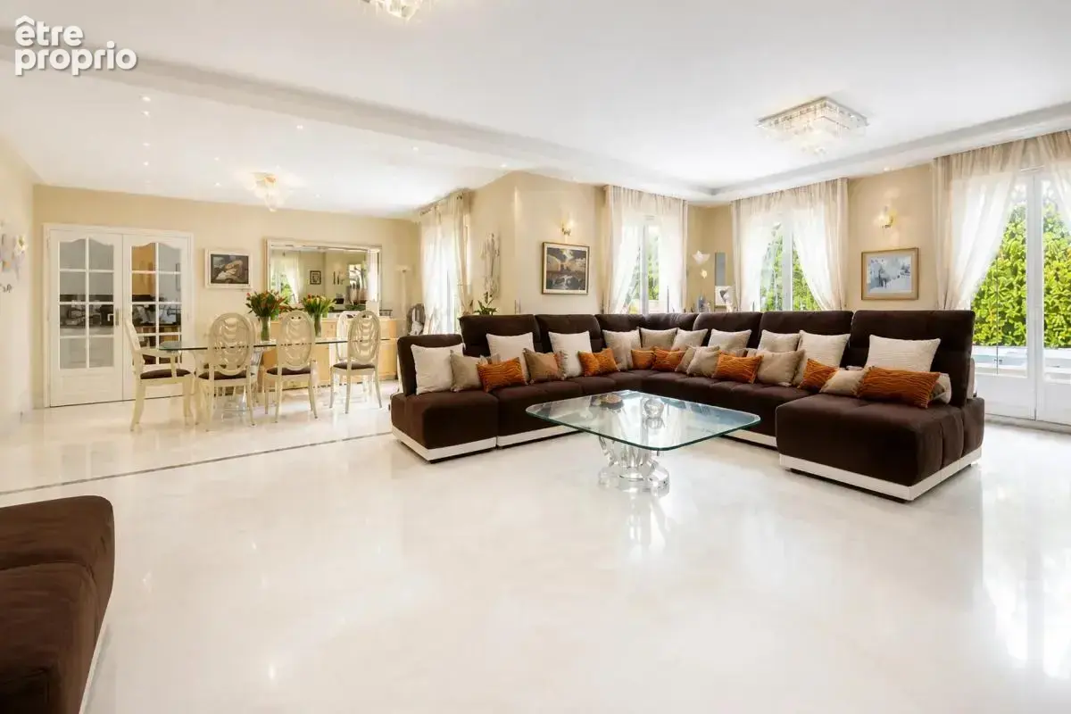 Maison de 7 pièces de 250 m² à Saint-Gratien - photo 2