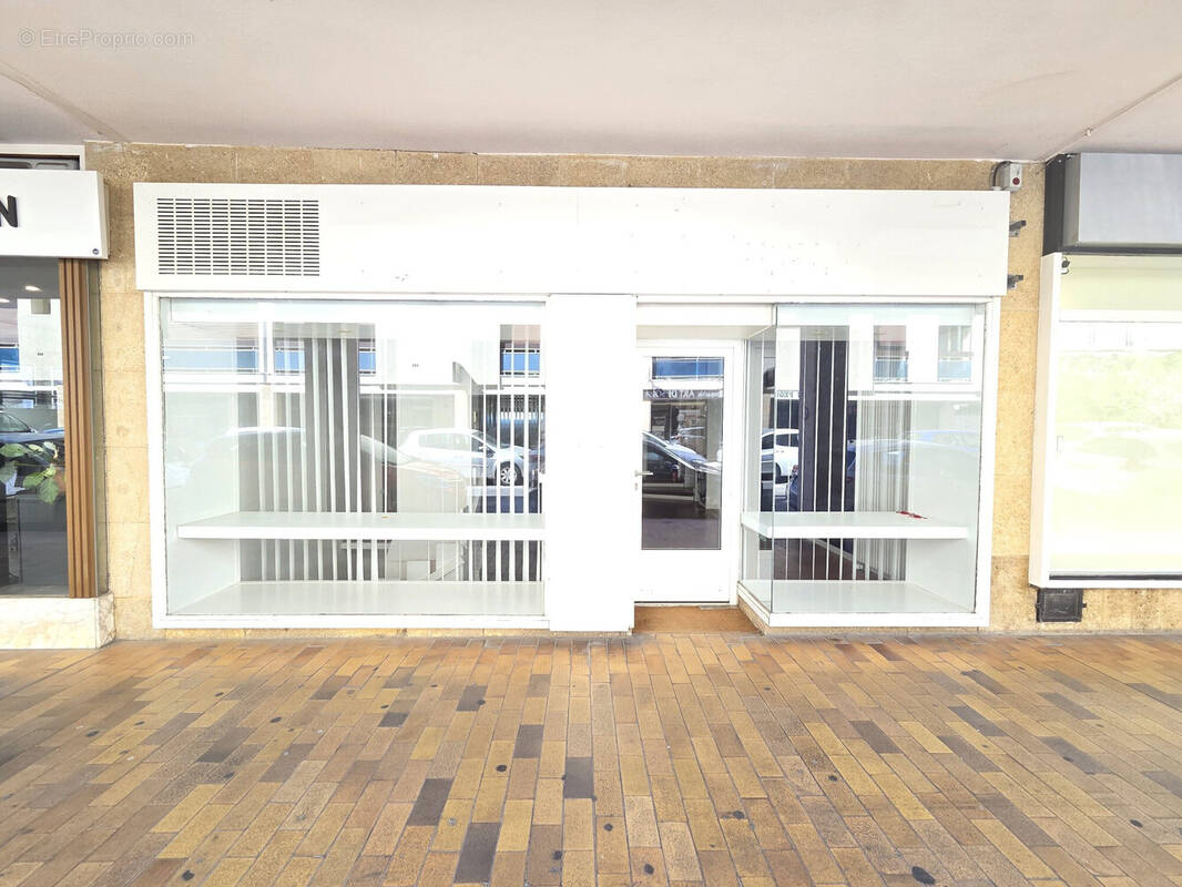 Commerce 96 m² à Hyeres  - photo 1