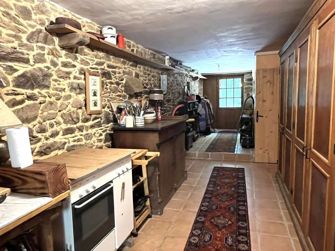 Maison en pierre de 300m² - 4 chambres et jardin joli - photo 5
