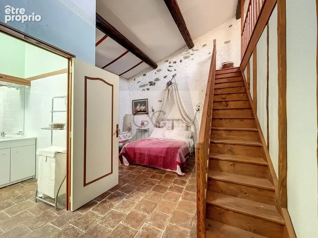 Maison 250 m² à Saint-Nazaire-De-Ladarez  - photo 9