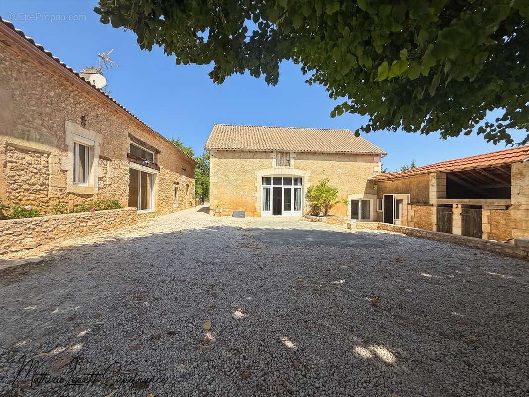 Aux portes de Périgueux – Authentique longère en pierre du XIXᵉ siècle 210 M²- T7 – DPE B – Terrain clos de 1,14 hectare-dépenda - photo 30