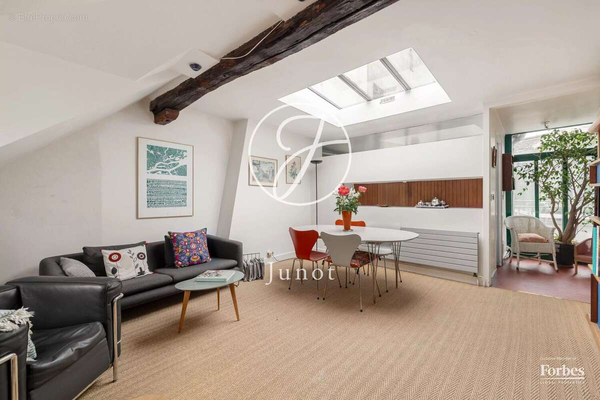 Paris 18e - HAUT MONTMARTRE / PLACE JEAN BAPTISTE CLÉMENT  - Appartement  à vendre - 4 pièces - 90,84m² Carrez - 107,84m² au sol - photo 8