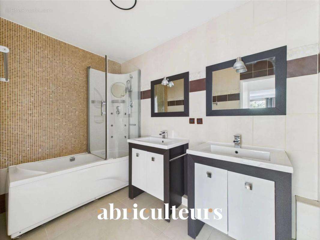 Appartement - 86 m² - Séjour lumineux avec accès balcon en vente à Courbevoie (92400) - photo 10