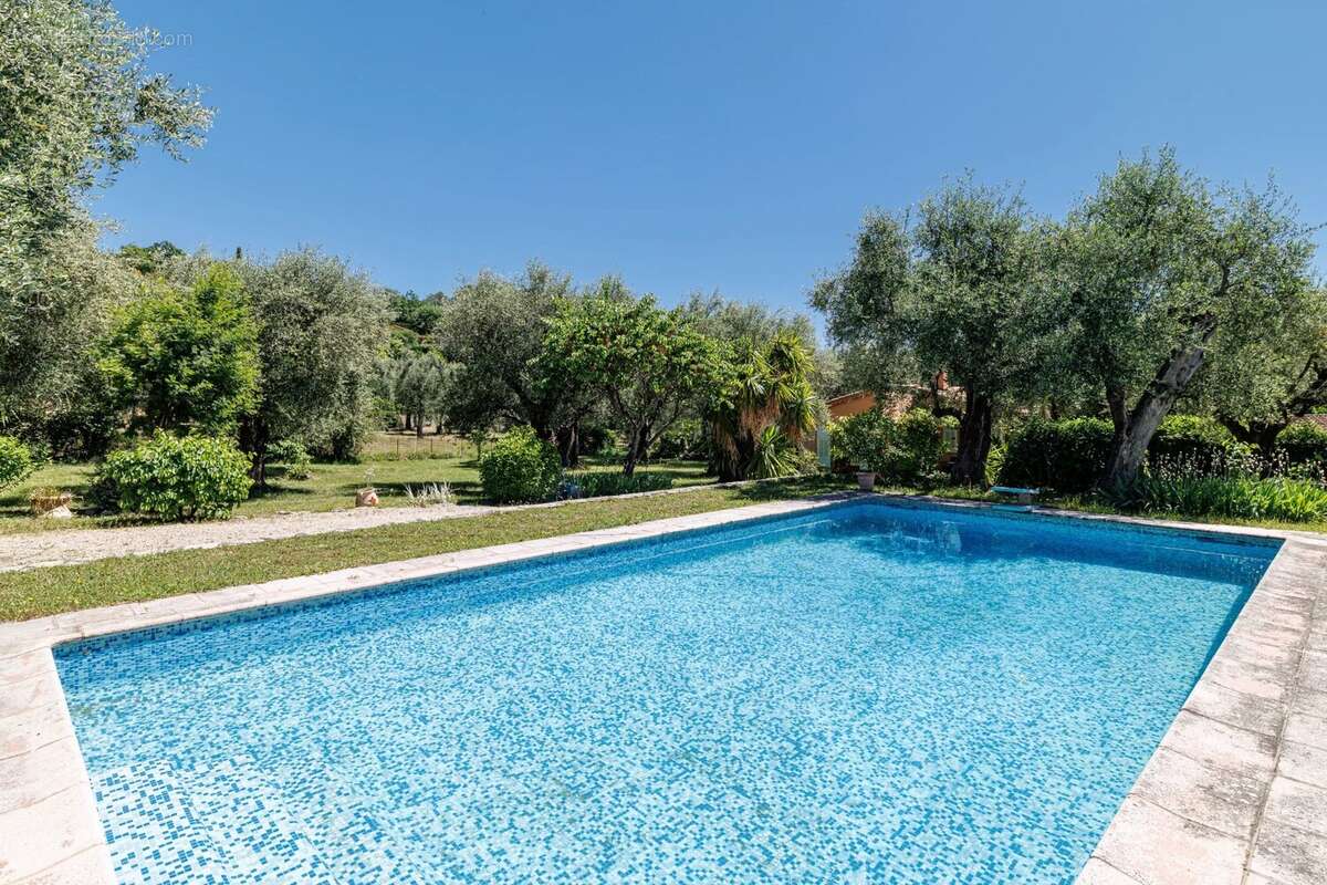 Maison à CHATEAUNEUF-GRASSE