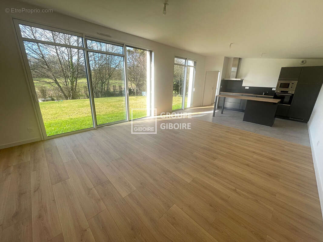 À VENDRE - AGENCE GIBOIRE - sur la commune de La Chapelle Des Fougeretz - Maison neuve d'environ 118 m² et 130m² au sol - photo 6