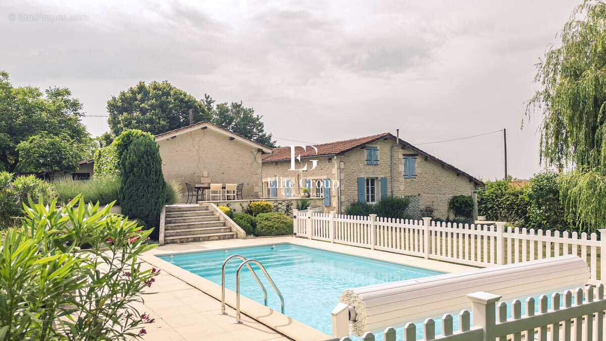 Maison à MONTMOREAU-SAINT-CYBARD