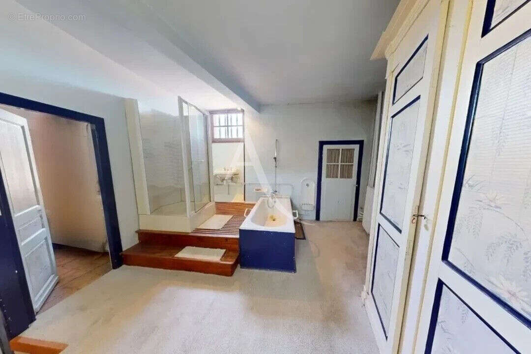 Maison de caractère à rénover. Centre-bourg 330,31 m² habitables sur 17 958 m² de terrain - photo 14