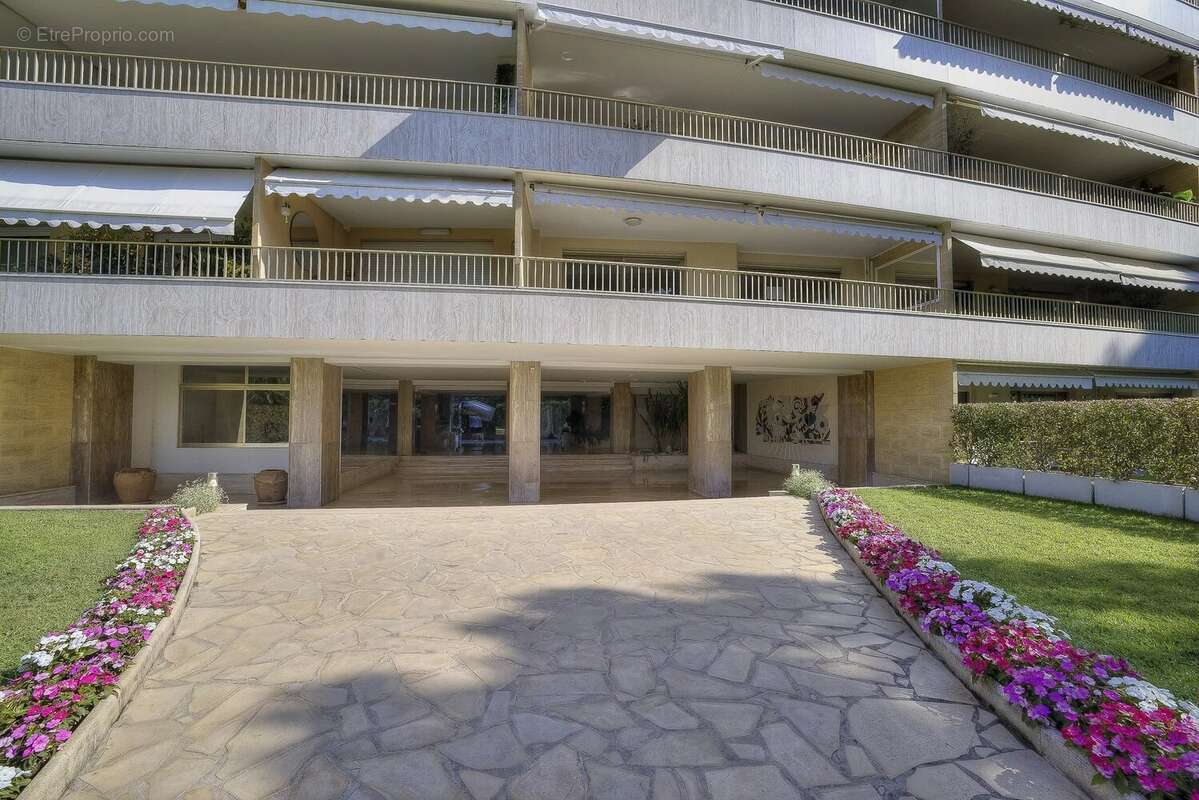 Luxueux Appartement à Cannes Basse Californie, Résidence avec jardin et piscine, vue mer - photo 12