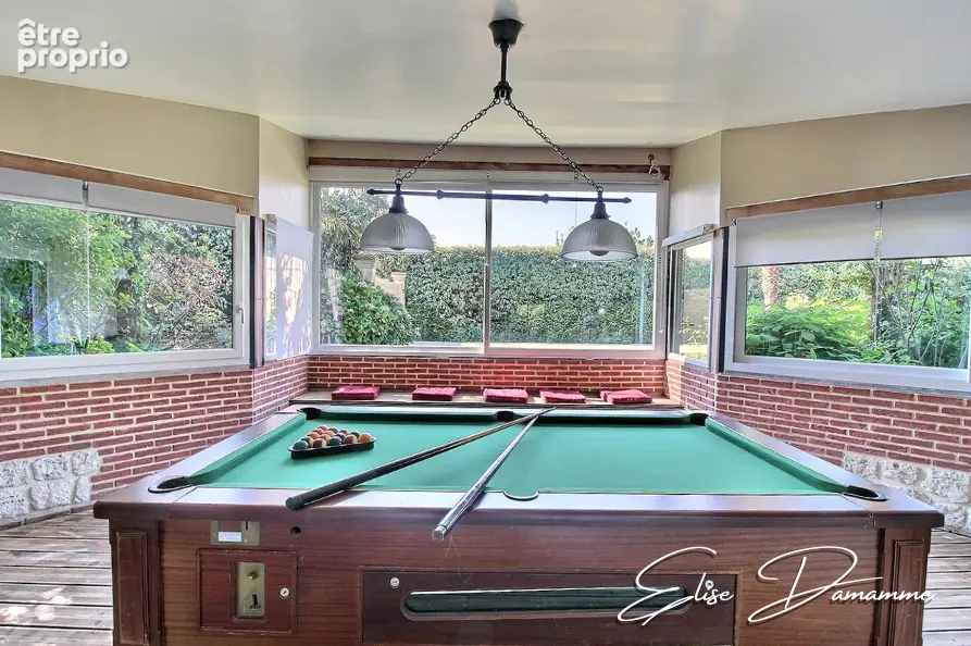Laissez-vous surprendre: Grande maison 5 chambres, piscine intérieure, salle de billard, jardin, garage double - photo 3