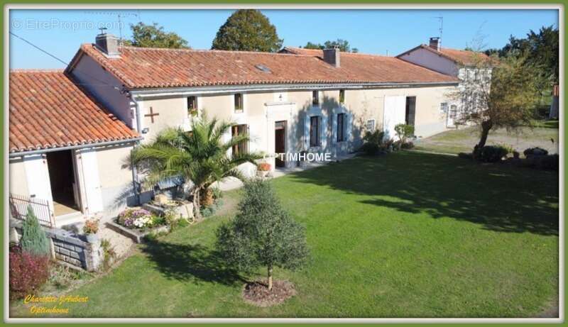 Maison à MONTMOREAU-SAINT-CYBARD