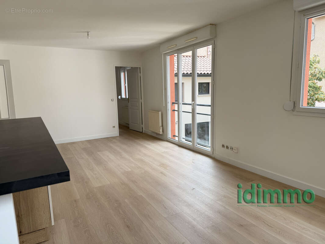 Appartement à GREZIEU-LA-VARENNE