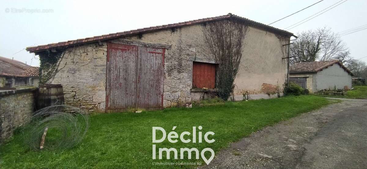 Ensemble de Maisons en Pierre  9 km de Champagne-Mouton  Calme, Campagne et Gros Potentiel - photo 9
