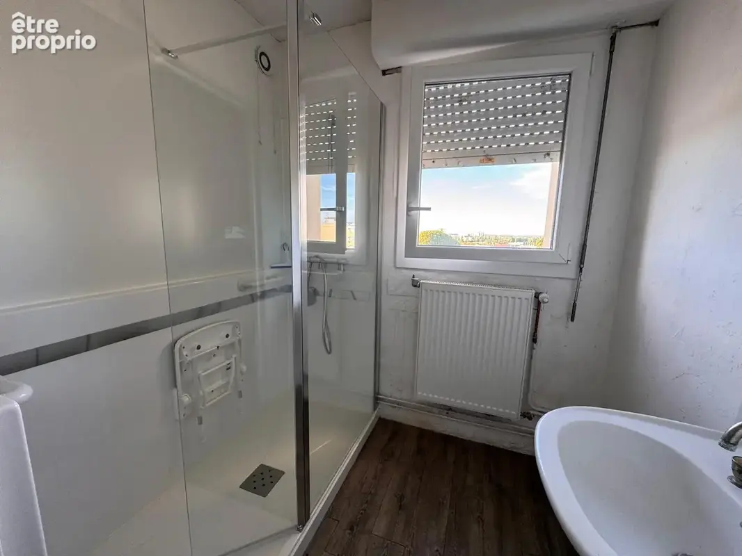 Vue exceptionnelle   76 m2   10e étage avec ascenseur   parking + cave   110 000 € - photo 8