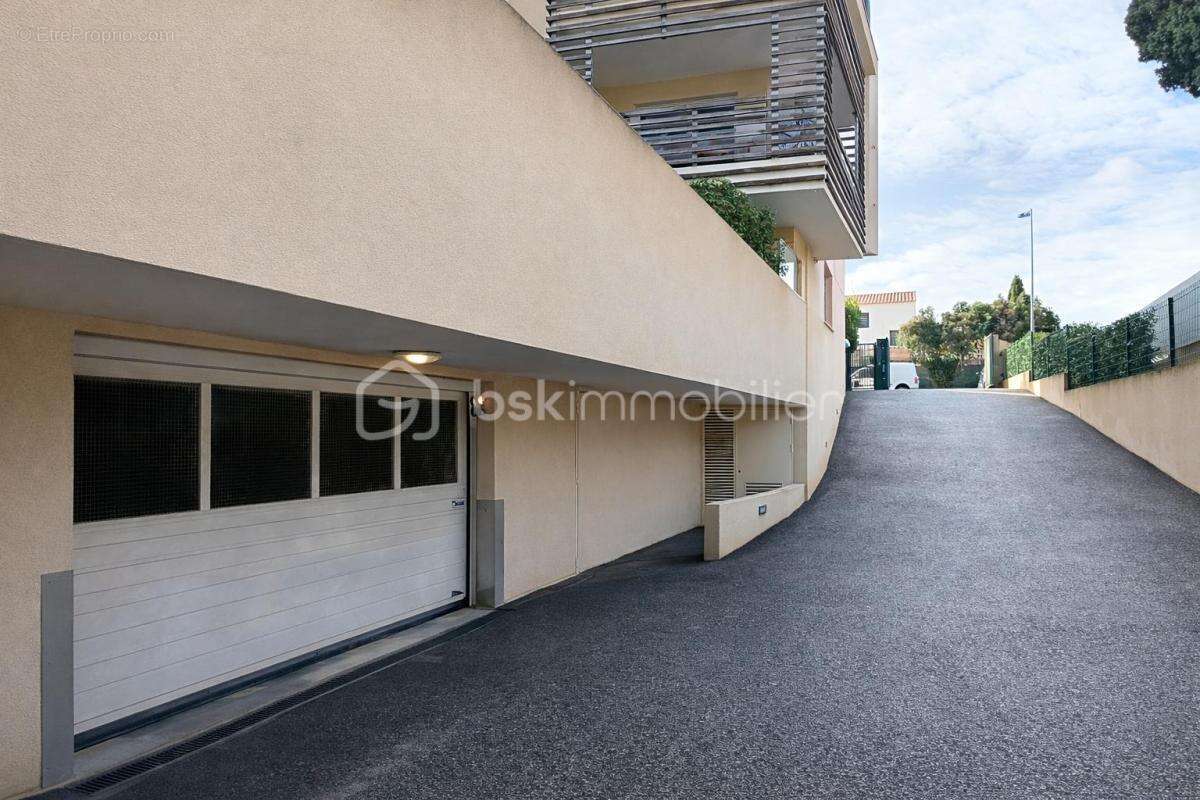 Parking à SIX-FOURS-LES-PLAGES