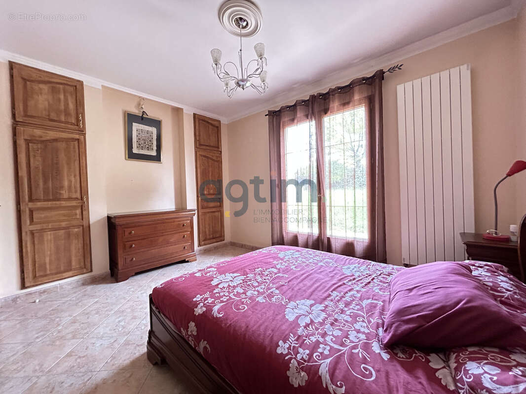 Montaigu-Vendée, quartier calme, maison 200 m2, 6 chambres, et terrain constructible! - photo 12