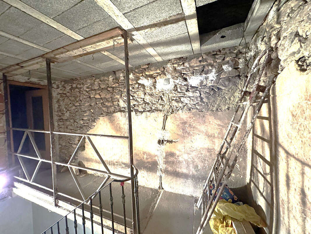 Appartement à BAGNOLS-SUR-CEZE