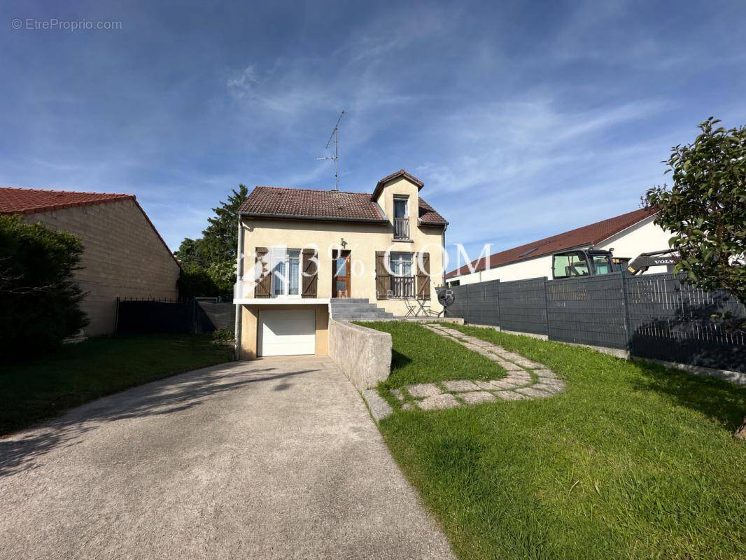 Maison à MOYEN