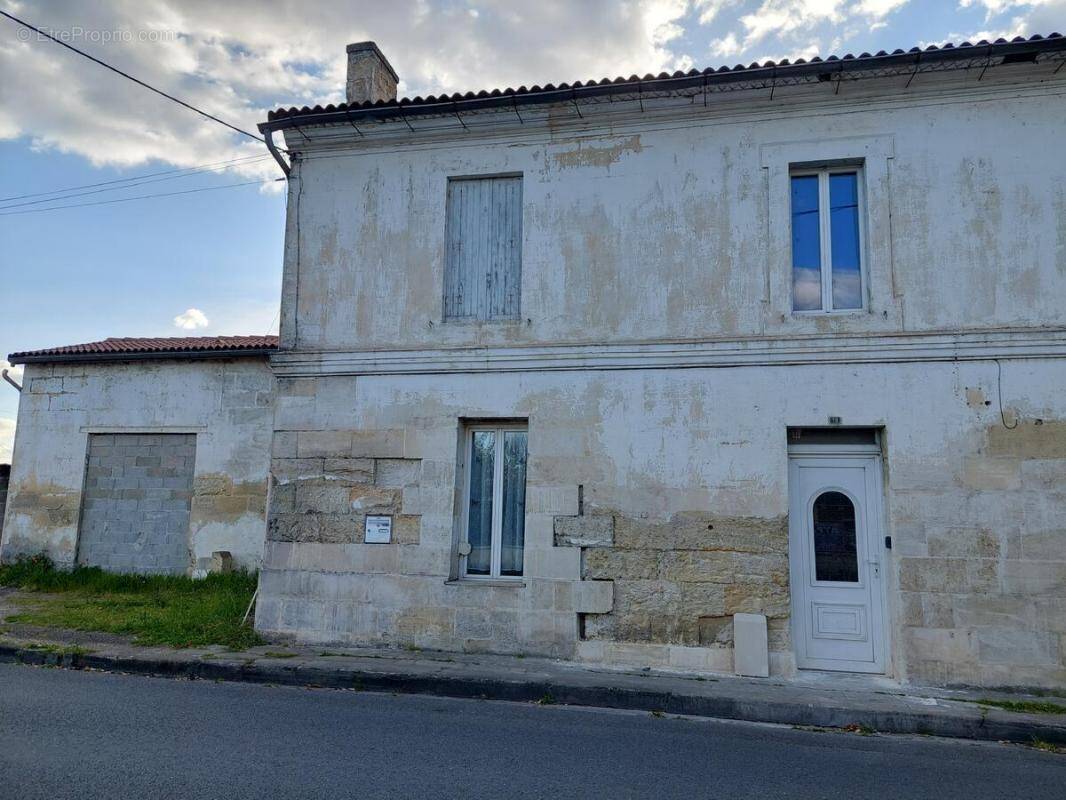 Maison à SAINT-MEDARD-DE-GUIZIERES