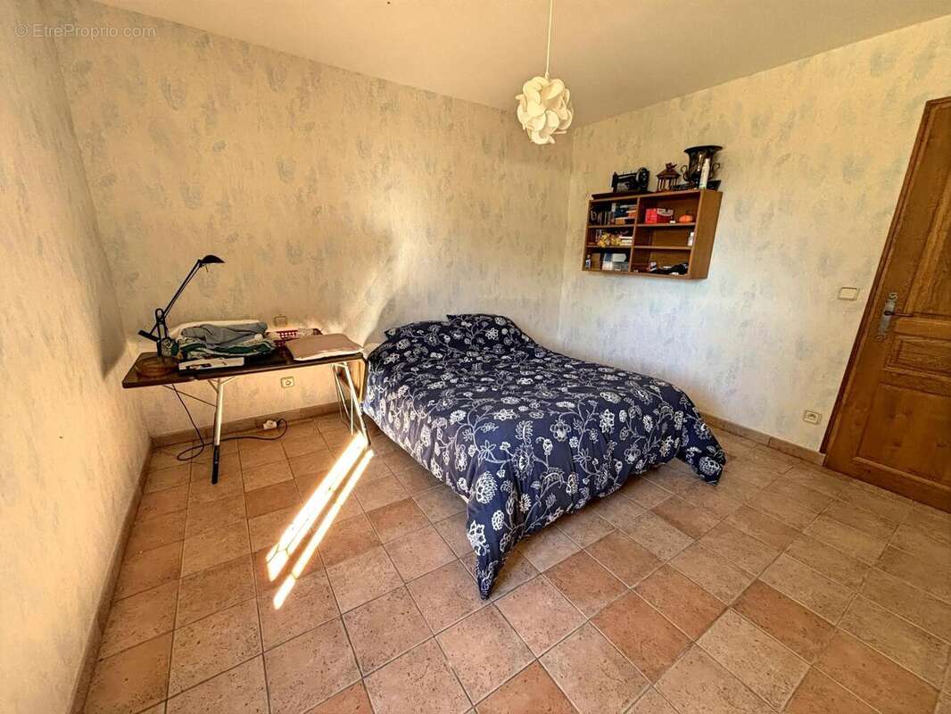 Maison 230 m² à Villeneuve-Les-Genets  - photo 8