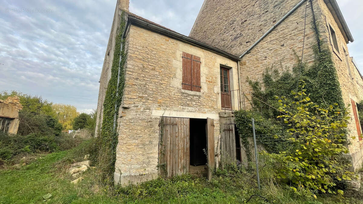Maison à MONTILLOT
